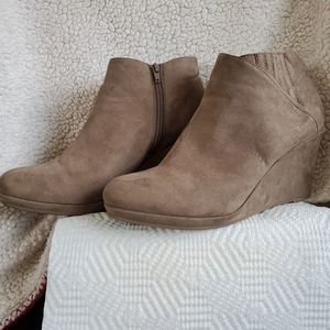 Size 10 tan ankle boots, side zip